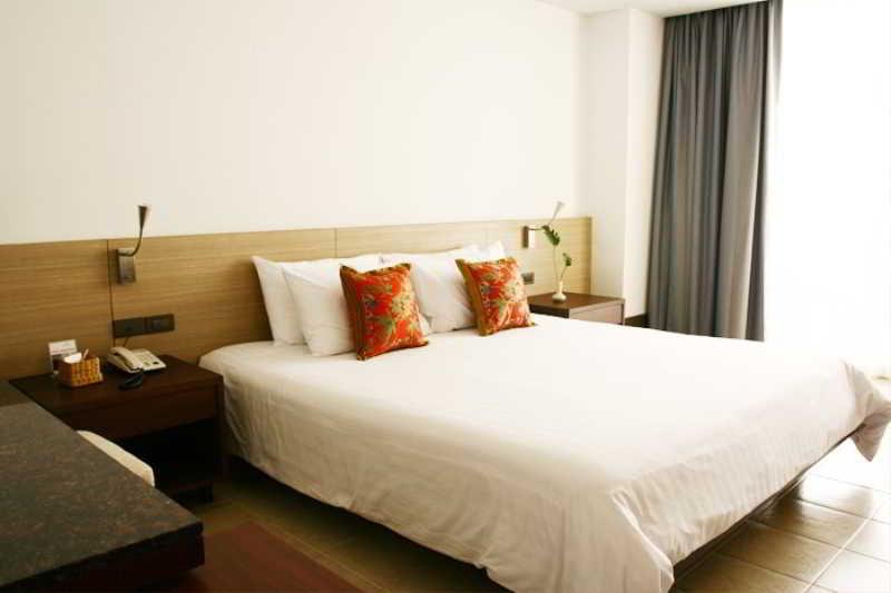 Baboona Beachfront Living Отель Паттайя